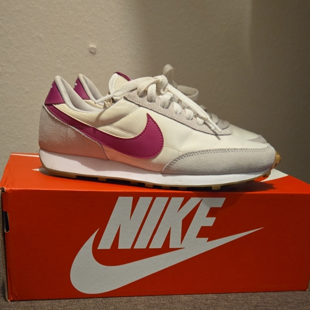 Nike Daybreak Women's White and Purple Sneakers